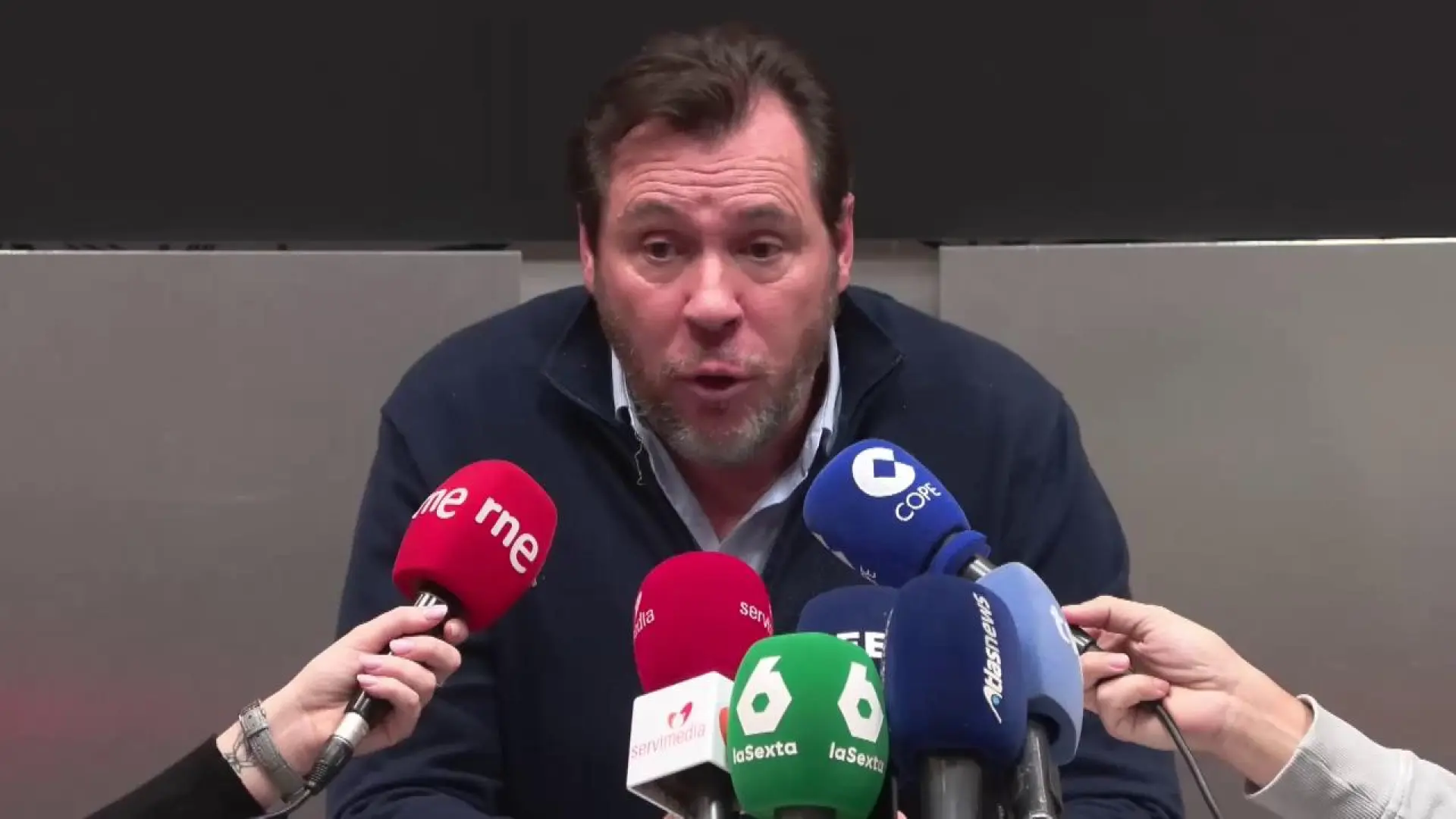 Óscar Puente ve "muy raro" el accidente de Adamuz: ocurrió en una recta,  con un tren nuevo y la vía renovada