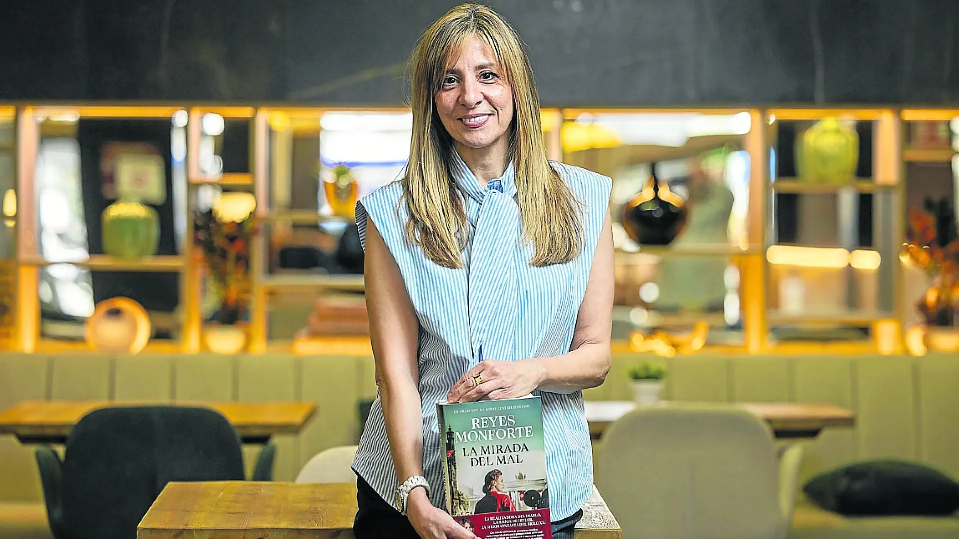 Retrato de la autora Reyes Monforte