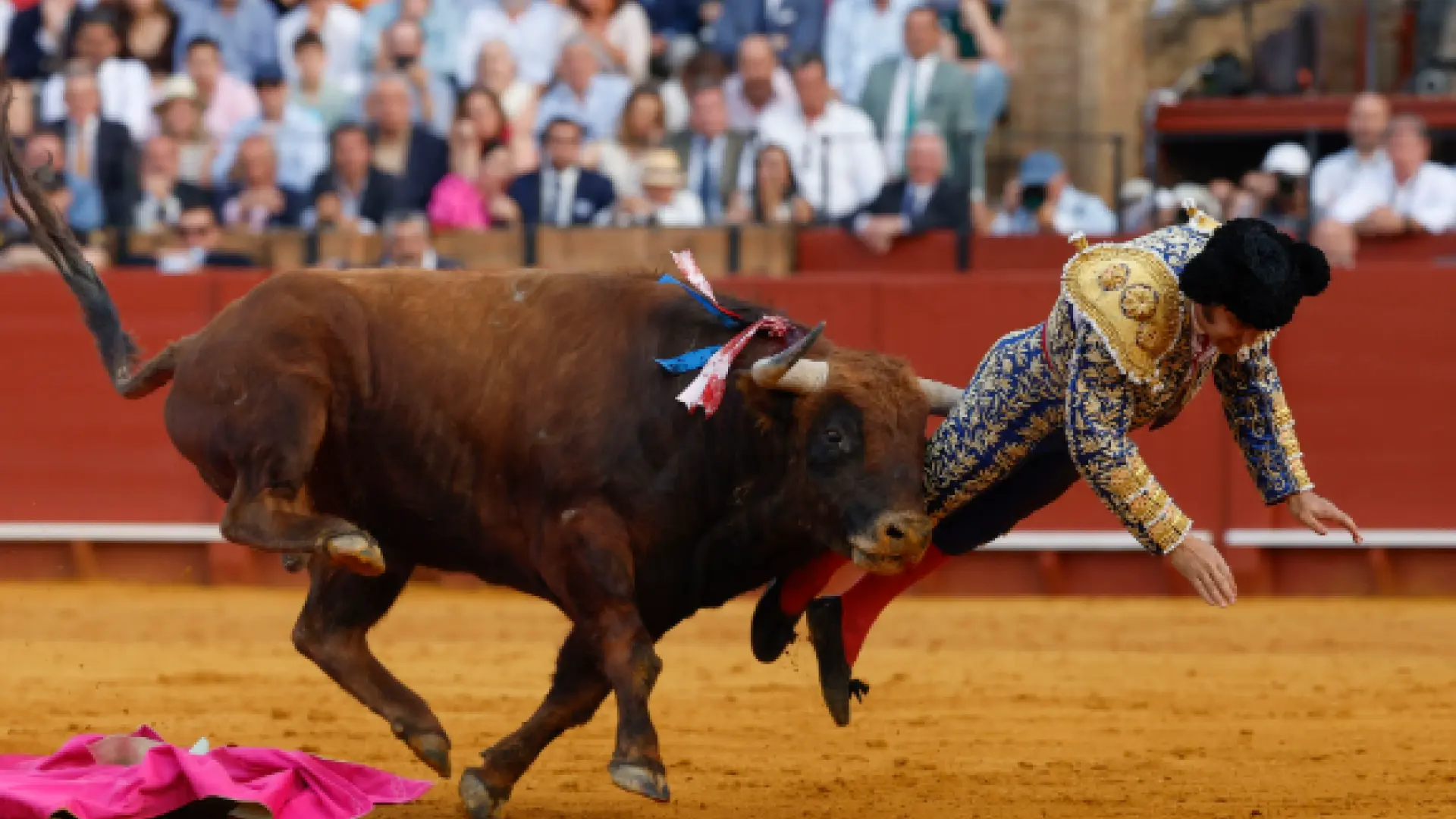 Morante de la Puebla sufre una grave cogida en la Feria de Sevilla