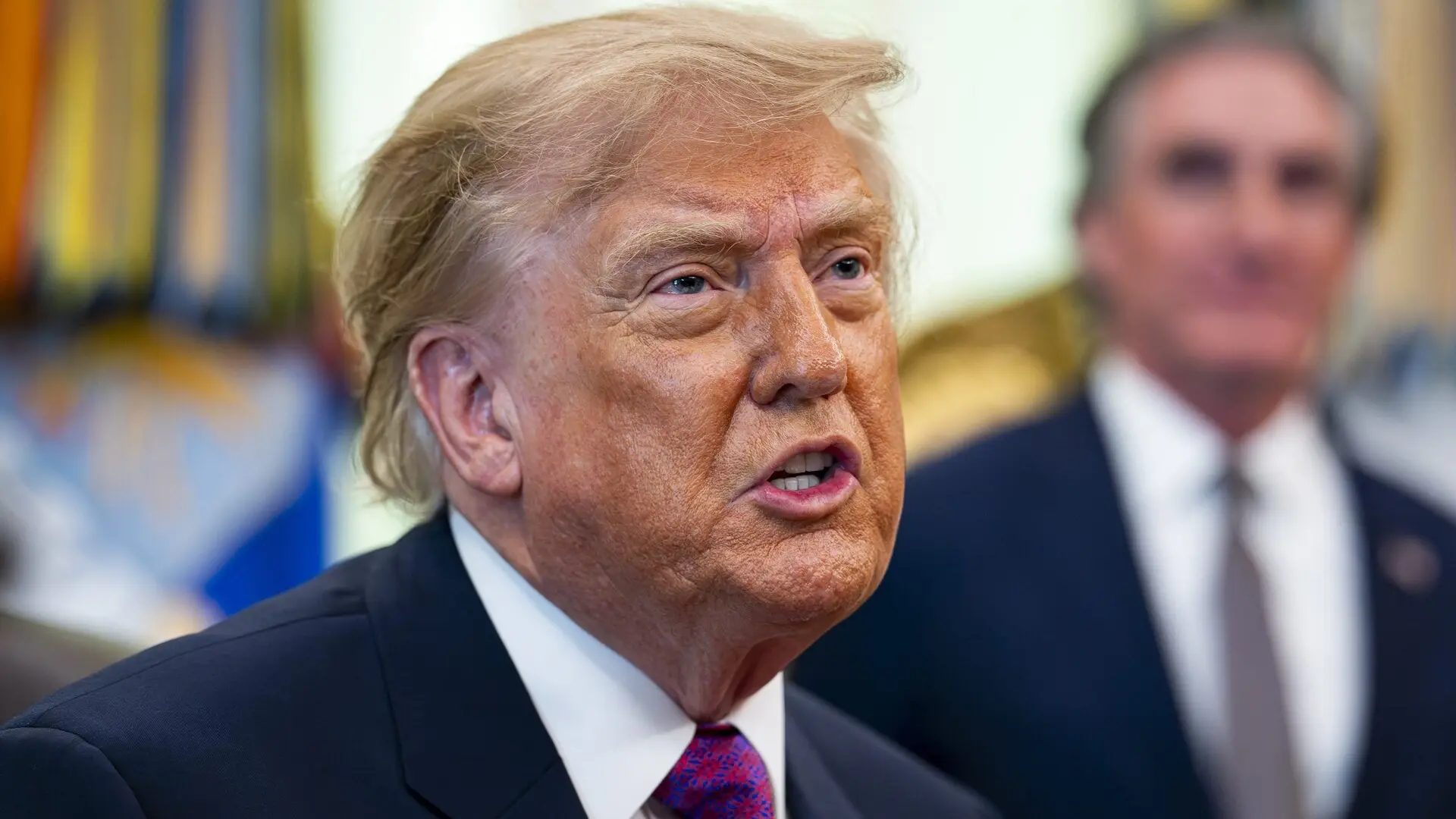 Donald Trump publica un video de IA que muestra destrucción de la isla iraní de Jarg