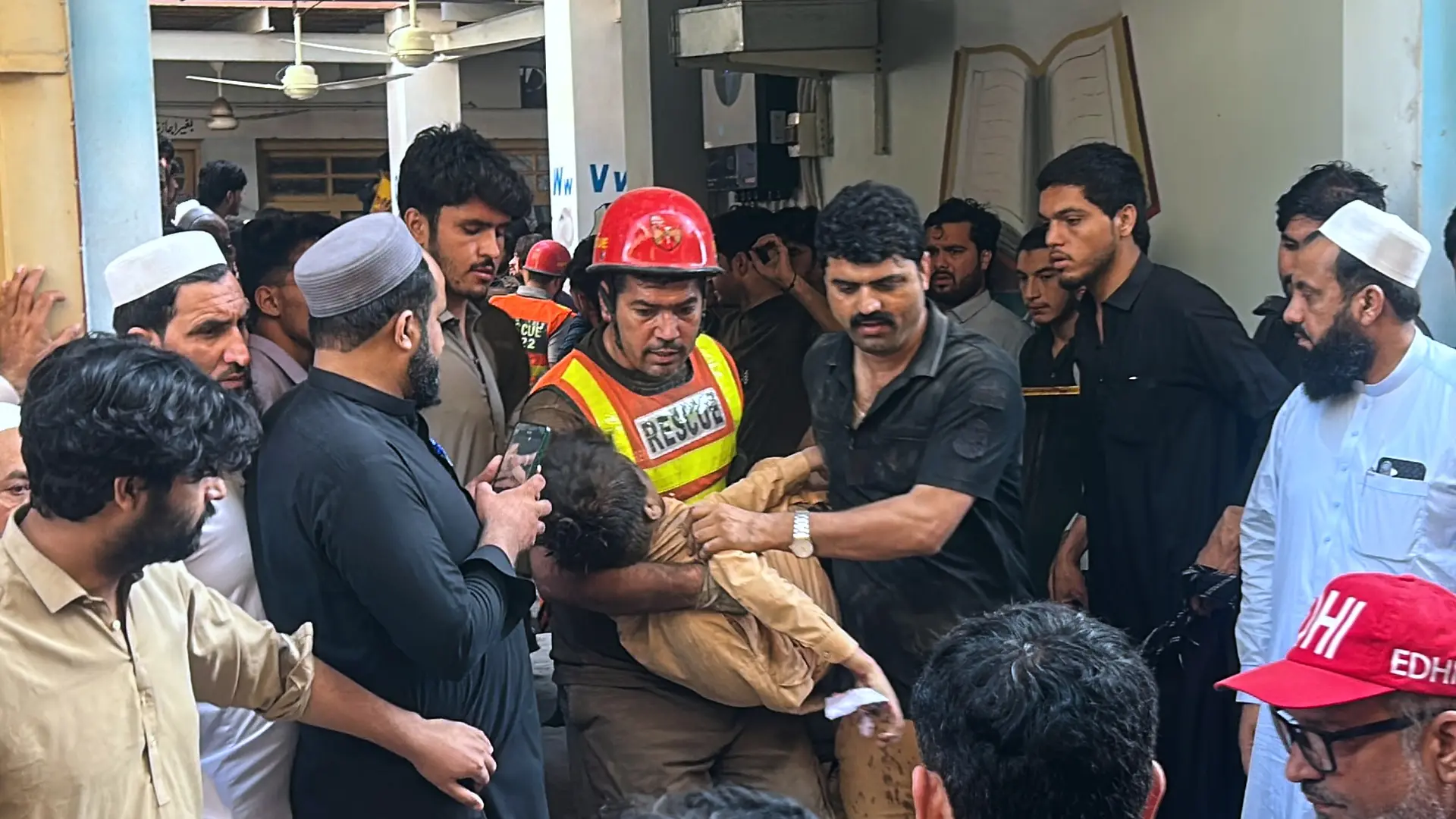 Al menos 22 niños muertos y 25 heridos por derrumbe del techo de una escuela en Pakistán