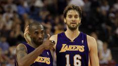 Kobe Bryan y Pau Gasol celebran la victoria de los Lakers ante Sacramento