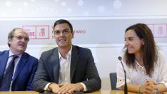 Pedro Sánchez junto a Ángel Gabilondo y Sara Hernández, durante la reunión del Grupo Socialista en la Asamblea de Madrid.