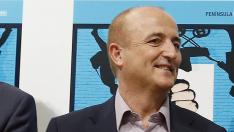 El expresidente del Gobierno José Luis Rodríguez Zapatero (i) y el secretario general del PSOE, Pedro Sánchez (d), asisten a la presentación del libro titulado "La falsa bonanza", del exministro de Industria Miguel Sebastián (c), hoy en Madrid.