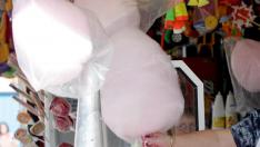 Un puesto de golosinas y algodón de azúcar en una feria.