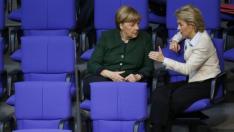 La ministra alemana de Defensa, Ursula von der Leyen, junto a Angela Merkel.