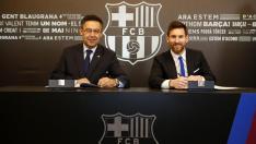 Messi y Bartomeu, en la firma de su nuevo contrato renovado