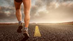 Salir a correr, es una de las muchas opciones por las que puedes decantarte a la hora de comenzar a hacer deporte.