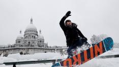 Un joven practica snowboard en las inmediaciones de la Basílica Sagrado Corazón en París
