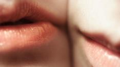 La mononucleosis se transmite sobre todo a través de la saliva y se le conoce popularmente como "la enfermedad del beso".