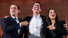 El candidato de Ciudadanos a la Presidencia de la Junta, Juan Marín, entre ALbert Rivera e Inés Arrimadas