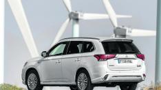 El nuevo Mitsubishi Outlander PHEV es un todocamino que puede funcionar con gasolina o con baterías.