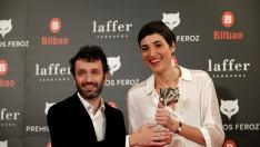 Isabel Peña, junto a Rodrigo Sorogoyen, recogen su galardón en los Premios Feroz