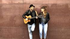 El dúo musical TéCanela, formado por Ariadna Rubio y Jano Fernández.