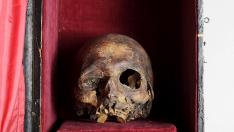 Cráneo del Papa Luna en una urna donde se guarda.