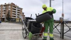 Un empleado del servicio de limpieza viaria de Huesca