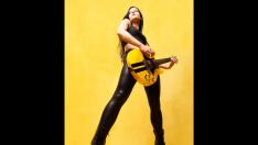 Isabel Marco es también imagen de una marca de guitarras francesa.