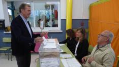 El candidato al Senado del PSOE por Huesca, Antonio Cosculluela, votando esta mañana en el colegio electoral del CP La Merced de Barbastro.