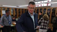 El candidato número uno al Senado por Teruel del PP, Manuel Blasco, votando en Teruel esta mañana