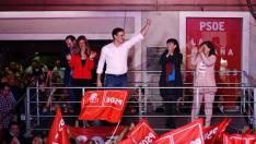 Pedro Sánchez en declaraciones en la sede del PSOE tras la victoria electoral de este domingo.