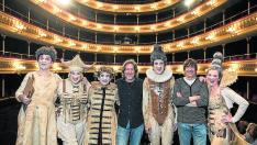 El director Alfonso Pablo –en el centro– junto a los protagonistas de ‘Calígula’, en el Teatro Principal.