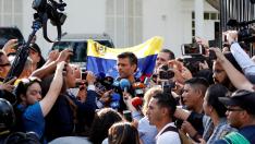Leopoldo López atiende a los medios a las puertas de la Embajada de España en Caracas