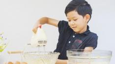 Niño cocinando.
