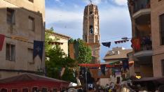 Ambientación de la Feria Mudéjar, con la torre al fondo.
