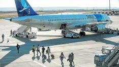 AEROPUERTO DE ZARAGOZA VUELO CHARTER A LISBOA BERLIN POR EL PUENTE DEL PILAR / 09-10-2015 / FOTO: ARANZAZU NAVARRO