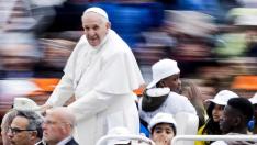 El papa lleva en su papamóvil durante la audiencia a ocho niños refugiados