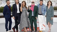 72nd Cannes Film Festival - Photocall for the film "Pain and Glory" (Dolor y Gloria) in competition - Cannes, France, May 18, 2019. Director Pedro Almodovar and cast members Penelope Cruz, Antonio Banderas, Leonardo Sbaraglia, Nora Navas and Asier Etxeandia pose. REUTERS/Jean-Paul Pelissier [[[REUTERS VOCENTO]]] FILMFESTIVAL-CANNES/PAIN AND GLORY