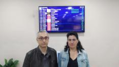 Los abogados zaragozanos Ramón Campos y Lourdes Barón, esta mañana en el aeropuerto de Casablanca (Marruecos), en el proceso de expulsarlos de El Aaiun por no estar en un juicio a una periodista saharahui.
