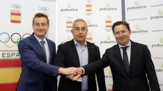 El presidente del Comité Olímpico Español, Alejandro Blanco, ha sellado el acuerdo de colaboración con el director general de Podoactiva, Víctor Alfaro, y el director técnico de la empresa, Javier Alfaro.