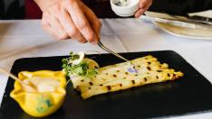 Espárragos a la brasa con falsa mayonesa de perretxicos.