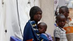 Una mujer congolesa y su hijo, sospechosos de padecer el virus del Ébola, en un centro de tratamiento de Butembo.