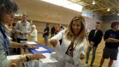 Ana Alós ha votado en el colegio Pedro I de Huesca.