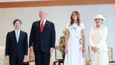 El presidente Donald Trump conoce al nuevo emperador de Japón acompañado de su esposa Melania.