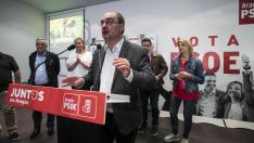 Lambán, en la sede del PSOE durante la noche electoral