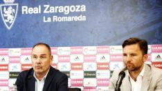 Víctor Fernández se explica ante la prensa este viernes, con Lalo Arantegui a su lado.