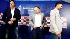 Víctor Fernández, al finalizar su rueda de prensa de este viernes, junto al presidente del Real Zaragoza, Christian Lapetra, y el director deportivo, Lalo Arantegui.