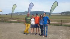 Calleja, de rojo, junto a trabajadores del aeródromo de Santa Cilia.