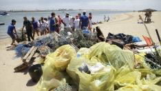 Jornada de recogida de residuos en una playa española, gracias al proyecto ‘Mares circulares’.