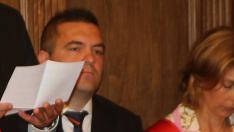 José Luis Cadena (Cs), a la izquierda de Ana Alós, leyó en el pleno de investidura su decisión de retirar su candidatura a la alcaldía.