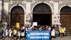 Los investigadores predoctorales han protestado en la puerta del Paraninfo.