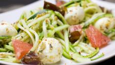 Ensalada de espaguetis de calabacín, con toamte y mozzarella.
