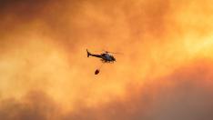 A helicopter flies over a wildfire near the city of Toledo, Spain June 28, 2019. REUTERS/Juan Medina [[[REUTERS VOCENTO]]] EUROPE-WEATHER/SPAIN-FIRE TOLEDO