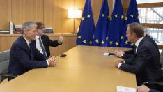 El consejero europeo Donald Tusk se reune con Guy Verhofstadt y Daclan Ciolos en la cumbre europea especial en Bruselas.