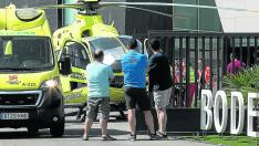 El helicóptero del 061 evacuó a la víctima al Servet tras cerca de dos horas de reanimación.