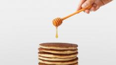Decorar con miel tortitas