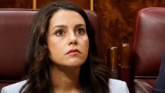 Inés Arrimadas, en un momento del discurso de Sánchez, en la primera jornada del debate de investidura.
